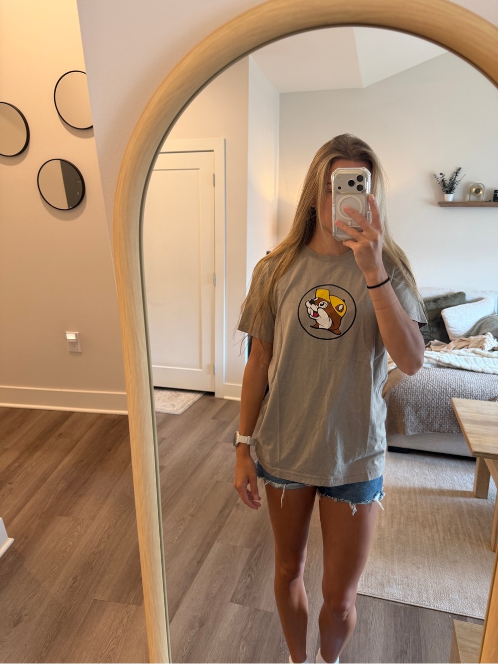 Buc-ee's Logo Tee in Taupe
